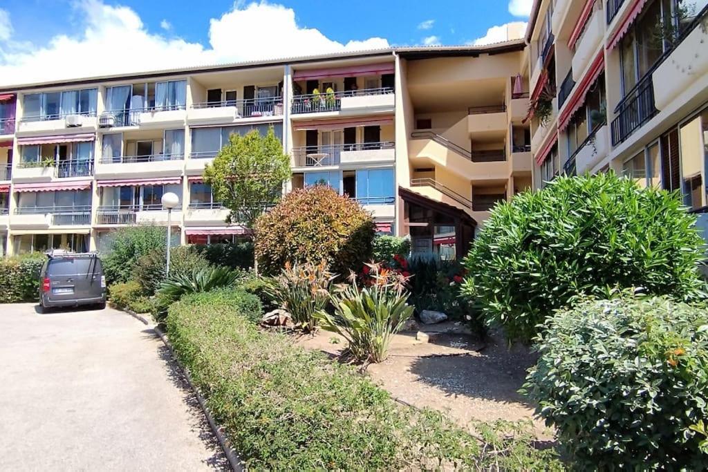 La Croisette, Parking, Proche